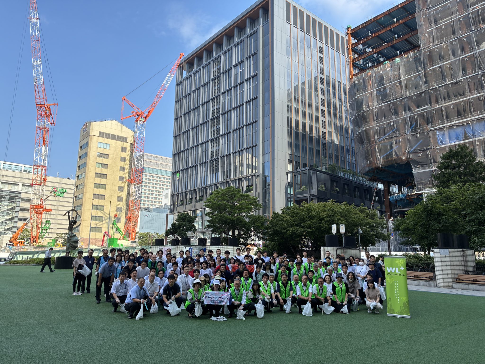 Retail and Food Services, Nishi-Nippon Railroad
Participation in Clean Day hosted by We Love Tenjin
(Fukuoka City, Fukuoka Prefecture)