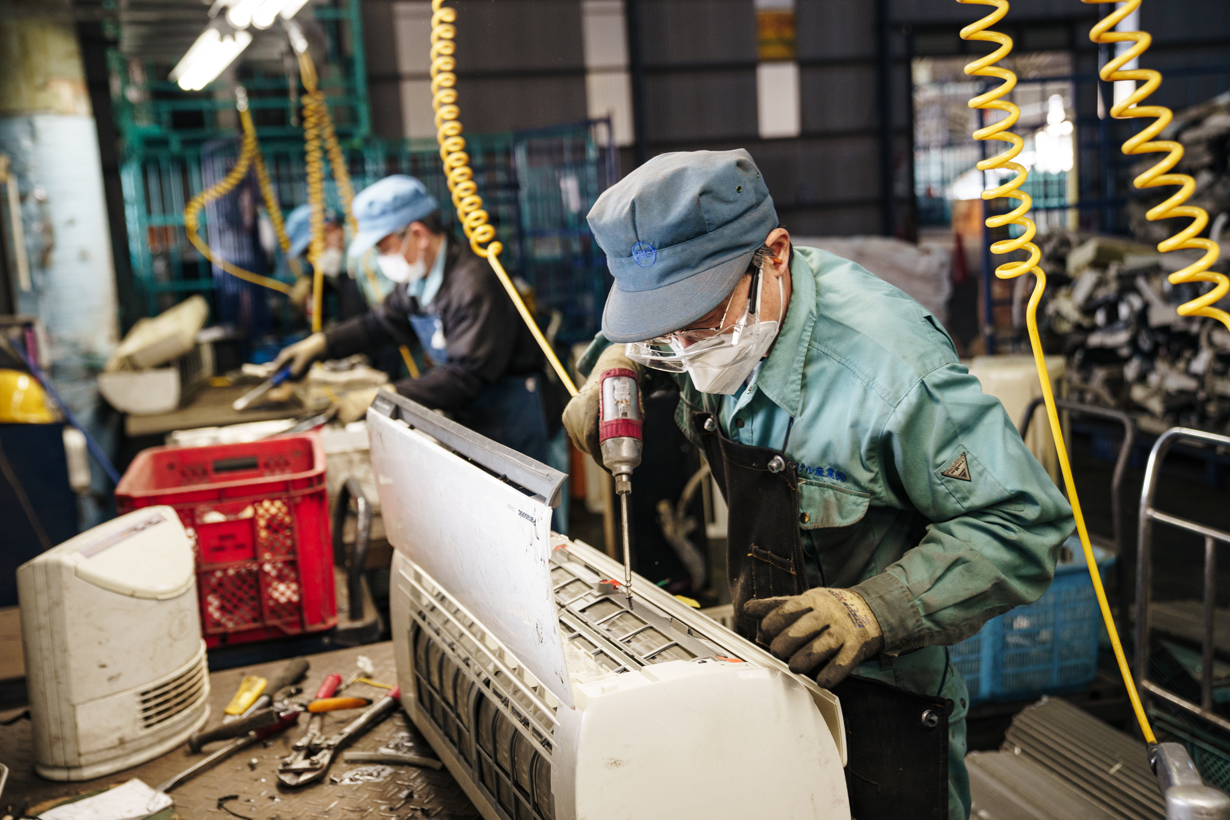 家電リサイクルの様子(エアコンの解体作業)