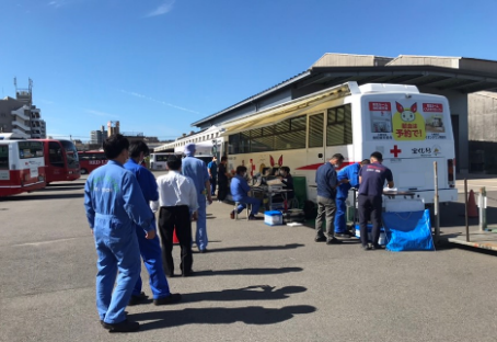 献血バスに並ぶ<br/>西鉄車体技術・西鉄エム・テックの職員